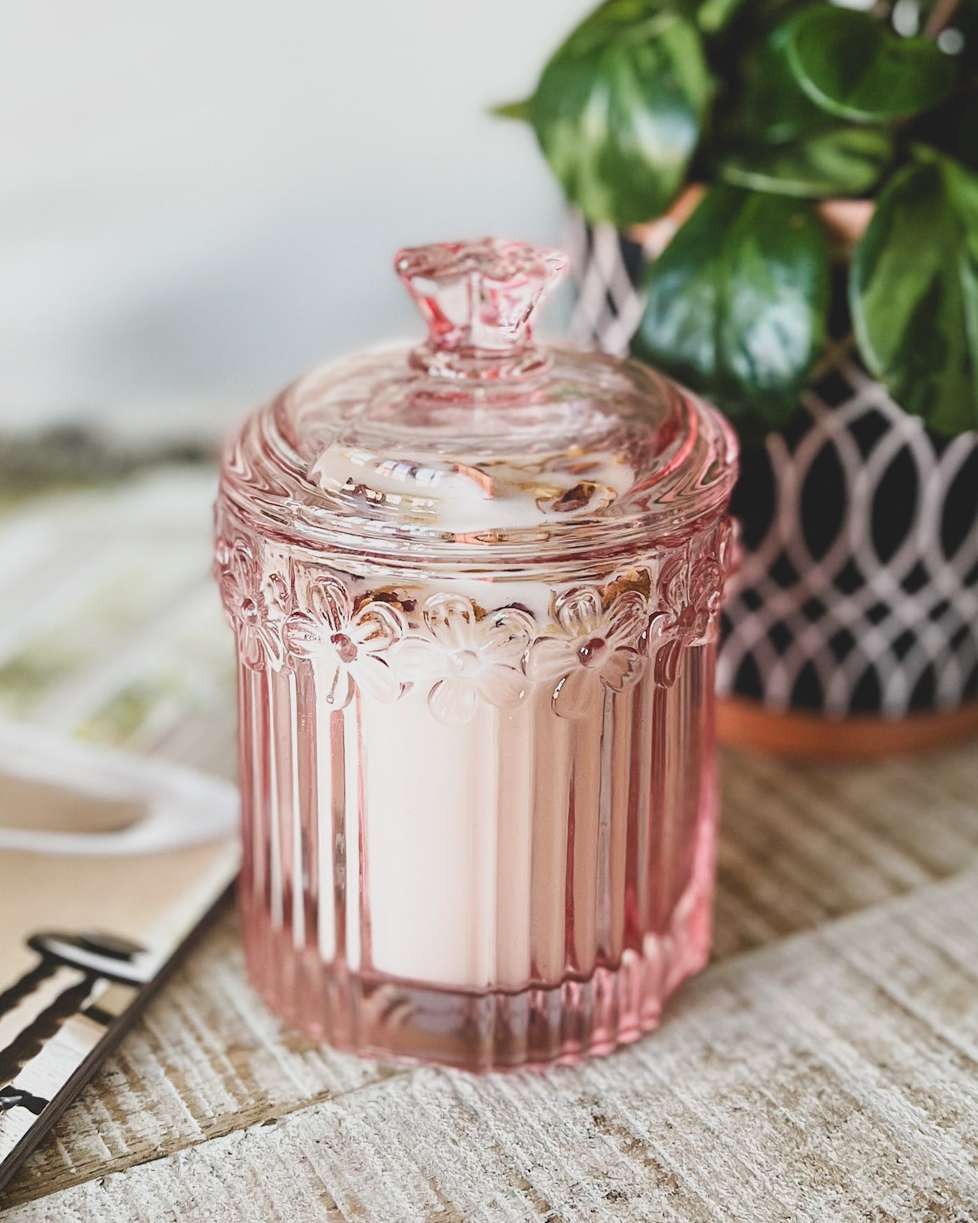 reusable pink candy jar candle with wooden wick